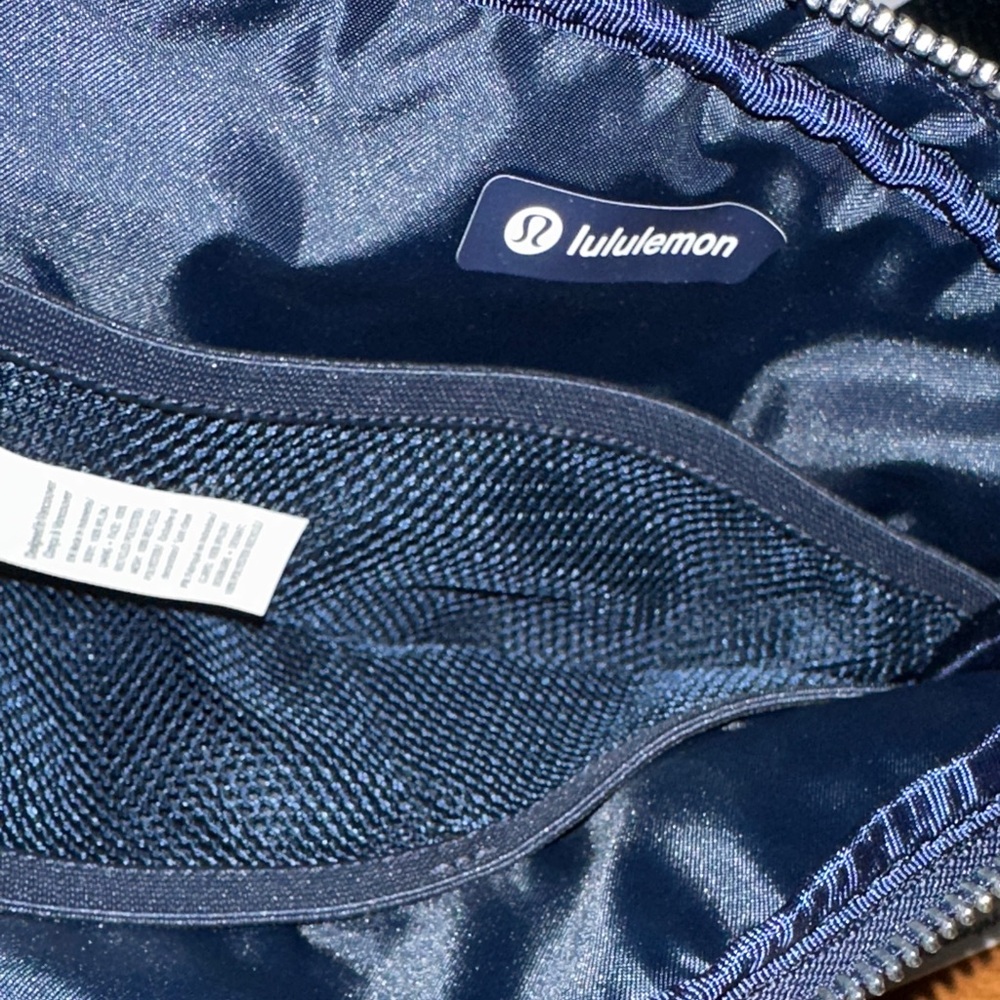 lululemon athletica Navy Everywhere Belt Bag with metal hardware NWT - Picture 11 of 11